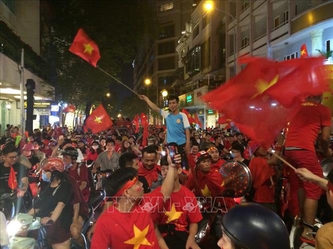 Trong ảnh: Cổ động viên mừng Đội tuyển bóng đá Việt Nam giành cúp vô địch tại TP Hồ Chí Minh. Ảnh:Xuân Dự-TTXVN