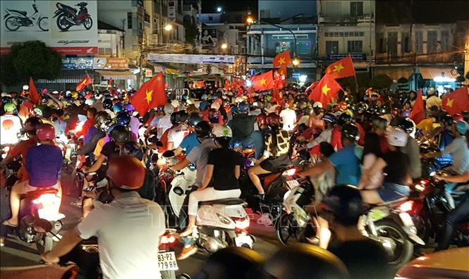 Trong ảnh: Cổ động viên Sóc Trăng ăn mừng đội nhà Vô địch AFF Cup. Ảnh:  Trung Hiếu-TTXVN