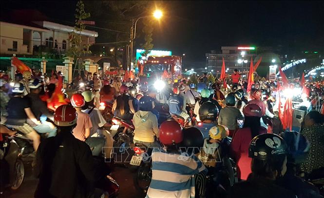 Trong ảnh: Cổ động viên Sóc Trăng ăn mừng đội nhà Vô địch AFF Cup. Ảnh:  Trung Hiếu-TTXVN