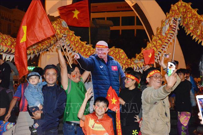 Trong ảnh: Người hâm mộ Đắk Lắk ăn mừng chiến thắng. Ảnh: Tuấn Anh - TTXVN