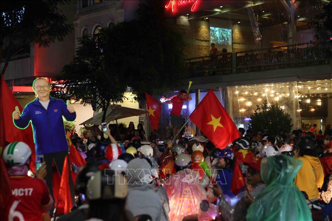 Trong ảnh: Người dân Đà Nẵng đổ ra đường ăn mừng và chung vui chiến thắng với đội tuyển Việt Nam. Ảnh: Trần Lê Lâm - TTXVN
