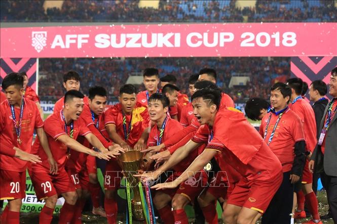 Photo: Vietnamese national team celebrates their victory with the AFF Suzuki Cup. VNA Photo