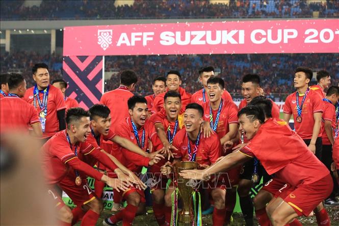 Trong ảnh: Niềm vui bất tận của các tuyển thủ Việt Nam với chiếc cúp vô địch AFF Suzuki cup 2018. Ảnh: Trọng Đạt - TTXVN