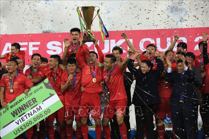 Photo: Vietnamese national team celebrates their victory with the AFF Suzuki Cup. VNA Photo
