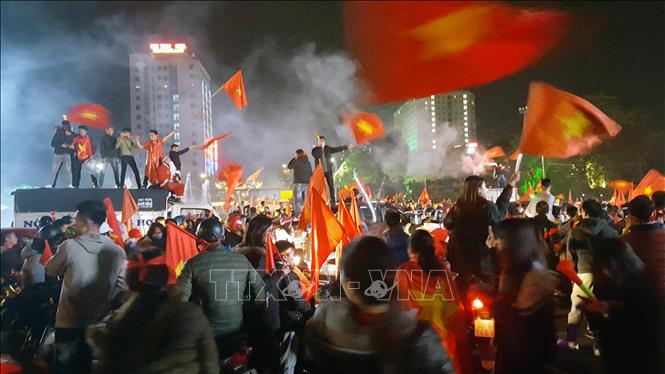 Trong ảnh: Dòng người ăn mừng chiến thắng của đội tuyển Việt Nam tại trung tâm thành phố Thái Nguyên. Ảnh: Quân Trang-TTXVN
