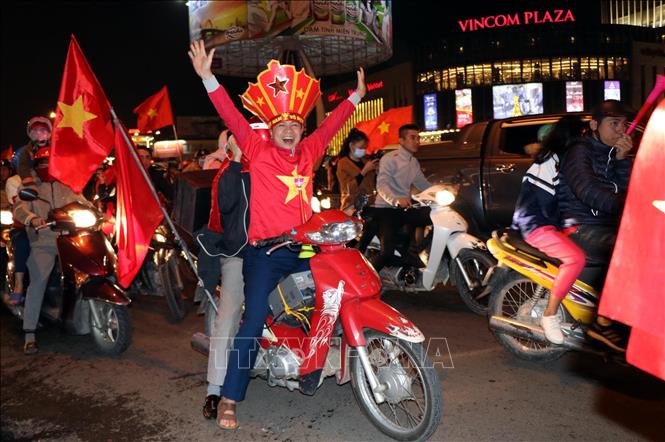 Trong ảnh: Cổ động viên Hà Tĩnh xuống đường ăn mừng. Ảnh: Công Tường-TTXVN