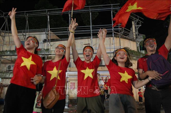 Trong ảnh: Người hâm mộ Thành phố Hồ Chí Minh vui mừng sau trận thắng của đội thuyển Việt Nam trước đội tuyển Malaysia 1 - 0 và giành chức vô địch Giải bóng đá Đông Nam Á năm 2018 (AFF Suzuki Cup 2018). 
Ảnh: Thanh Vũ - TTXVN