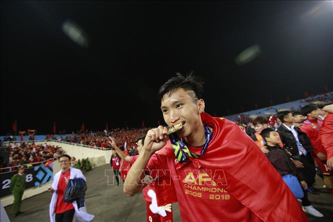 Trong ảnh: Hậu vệ Đoàn Văn Hậu - nhà tân vô địch AFF Suzuki Cup 2018. Văn Hậu đã có một giải đấu thành công, xứng đáng là trụ cột của đội tuyển bóng đá quốc gia. Ảnh: Trọng Đạt - TTXVN