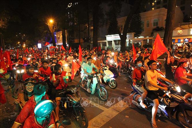 Trong ảnh: Người hâm mộ Thành phố Hồ Chí Minh vui mừng sau trận thắng của đội thuyển Việt Nam trước đội tuyển Malaysia 1 - 0 và giành chức vô địch Giải bóng đá Đông Nam Á năm 2018 (AFF Suzuki Cup 2018). 
Ảnh: Thanh Vũ - TTXVN