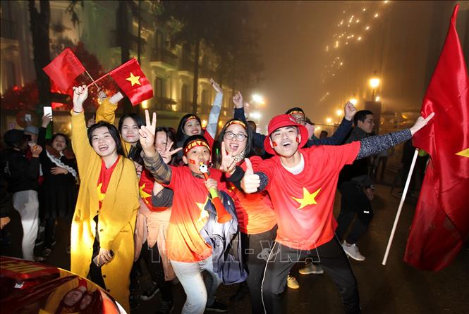 Trong ảnh: Người hâm mộ ăn mừng chiến thắng của đội tuyển tại thị trấn Sa Pa (Lào Cai). Ảnh: Quốc Khánh - TTXVN