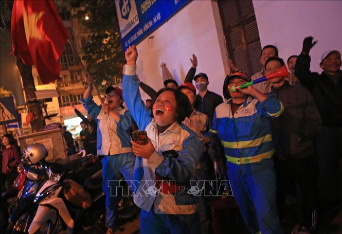 Trong ảnh: Những nữ công nhân Công ty Môi trường Đô thị Hà Nội vui mừng trước chiến thắng của đội tuyển Việt Nam. Ảnh: Ngọc Hà-TTXVN