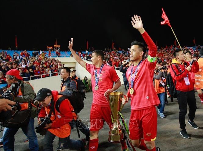 Trong ảnh: Văn Quyết, Anh Đức cùng chiếc cúp vô địch AFF Suzuki Cup 2018 đi quanh sân vận động Mỹ Đình, chia vui và cám ơn người hâm mộ. Ảnh: Trọng Đạt – TTXVN