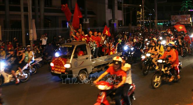 Trong ảnh: Người dân thành phố Long Xuyên (An Giang) đổ ra đường mừng tuyển Việt Nam vô địch AFF Cúp 2018. Ảnh: Công Mạo-TTXVN

