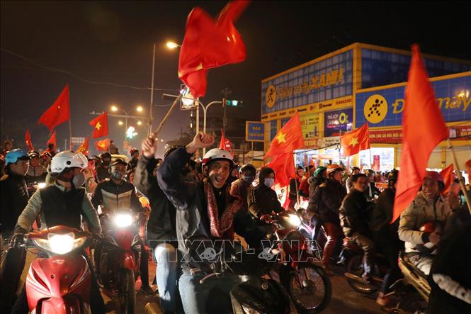 Trong ảnh: Dòng người ăn mừng chiến thắng của đội tuyển Việt Nam tại Ninh Bình có cả những vị khách nước ngoài. Ảnh: Ninh Đức Phương - TTXVN