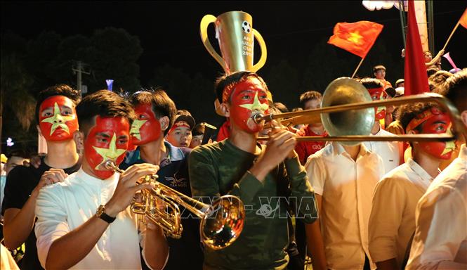 Trong ảnh: Người dân xứ sen hồng (Đồng Tháp) cuồng nhiệt với AFF Cup 2018. Ảnh: Chương Đài - TTXVN