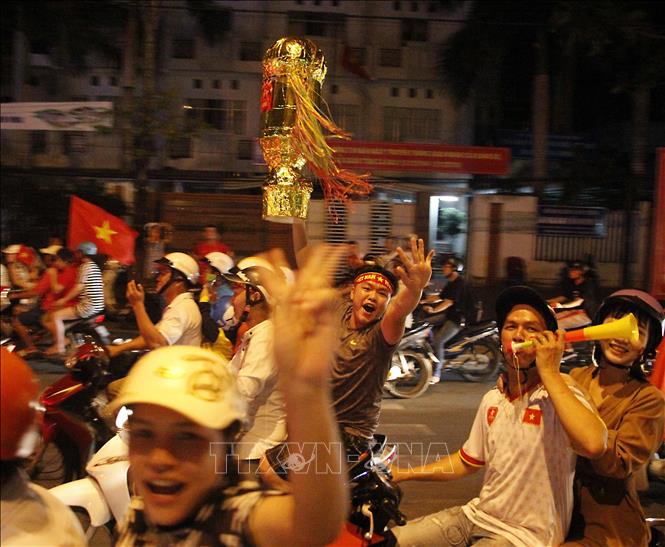 Trong ảnh: Người hâm mộ vùng đất Mũi Cà Mau hân hoan trong niềm vui chiến thắng. Ảnh: 	
Huỳnh Thế Anh-TTXVN