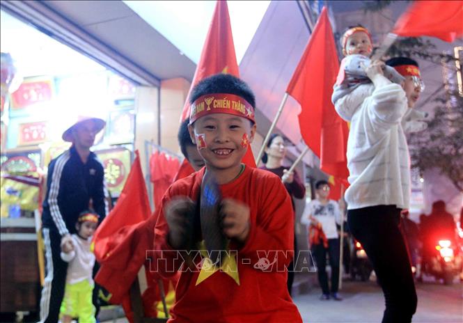 Trong ảnh: Người dân Hải Phòng đổ ra đường phố để ăn mừng chiến thắng của đội tuyển Việt Nam. Ảnh: An Đăng - TTXVN