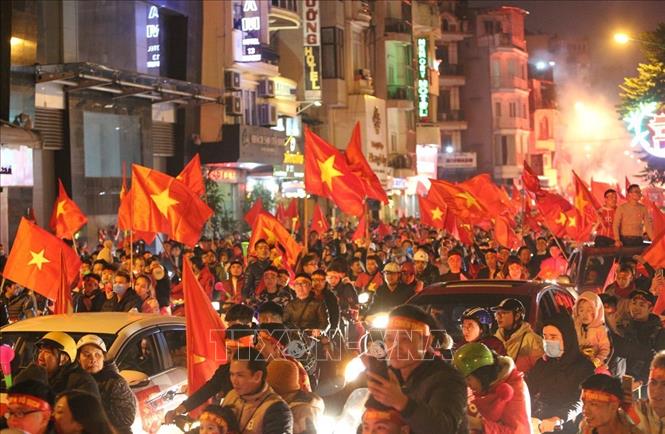 Trong ảnh: Người hâm mộ Thủ đô ăn mừng chiến thắng của đội tuyển Việt Nam. Ảnh: Dương Giang - TTXVN