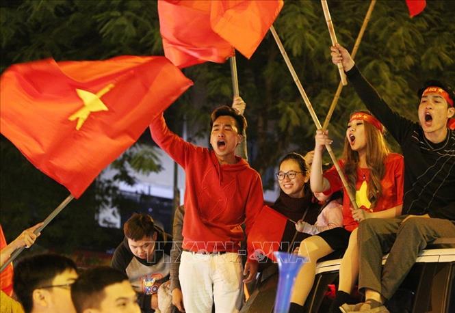 Trong ảnh: Người hâm mộ Thủ đô ăn mừng chiến thắng của đội tuyển Việt Nam. Ảnh: Dương Giang - TTXVN