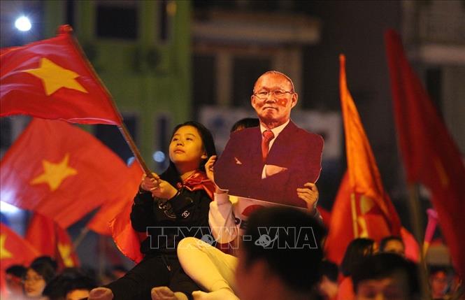 Trong ảnh: Người hâm mộ Thủ đô ăn mừng chiến thắng của đội tuyển Việt Nam. Ảnh: Dương Giang - TTXVN