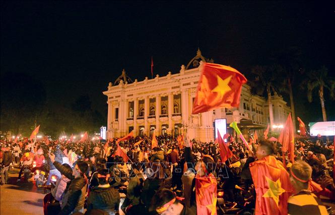 Trong ảnh: Người dân Thủ đô Hà Nội nô nức xuống đường ăn mừng và chung vui với chiến thắng của đội tuyển Việt Nam. Ảnh: Quang Quyết-TTXVN