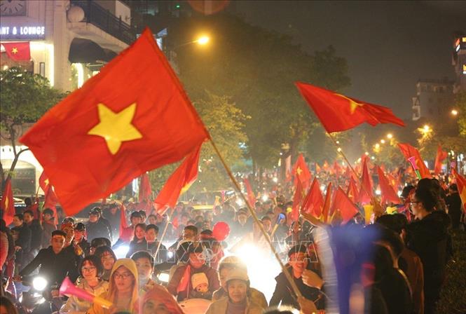 Trong ảnh: Người hâm mộ Thủ đô ăn mừng chiến thắng của đội tuyển Việt Nam. Ảnh: Dương Giang - TTXVN