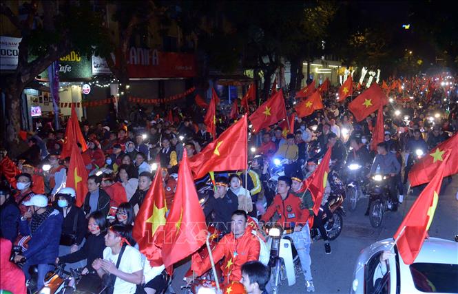 Trong ảnh: Người dân Thủ đô Hà Nội nô nức xuống đường ăn mừng và chung vui với chiến thắng của đội tuyển Việt Nam. Ảnh: Quang Quyết-TTXVN