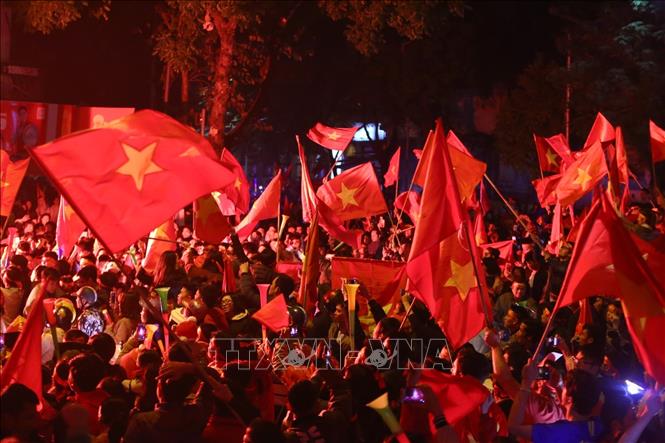 Trong ảnh: Người hâm mộ tại Thủ đô mừng chiến thắng của đội tuyển Việt Nam. Ảnh: Minh Quyết - TTXVN