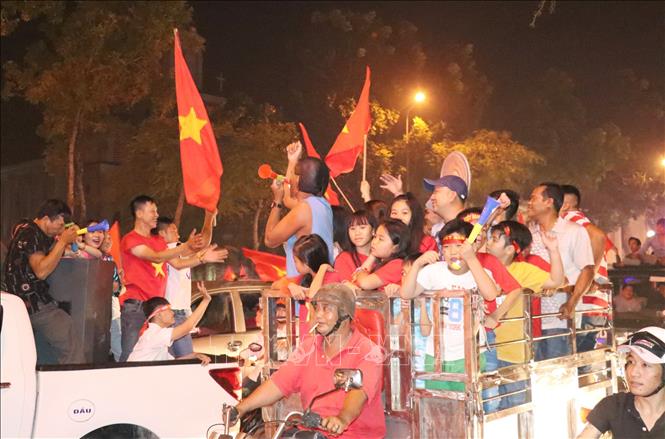 Trong ảnh: Người hâm mộ Tiền Giang xuống đường ăn mừng chiến thắng của đội tuyển Việt Nam.Ảnh: Nam Thái - TTXVN