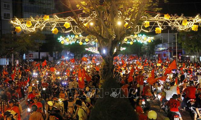 Trong ảnh: Dòng người hâm mộ trên đường Hòa Bình, quận Ninh Kiều, TP Cần Thơ tối 15/12/2018.Ảnh: Thanh Liêm - TTXVN