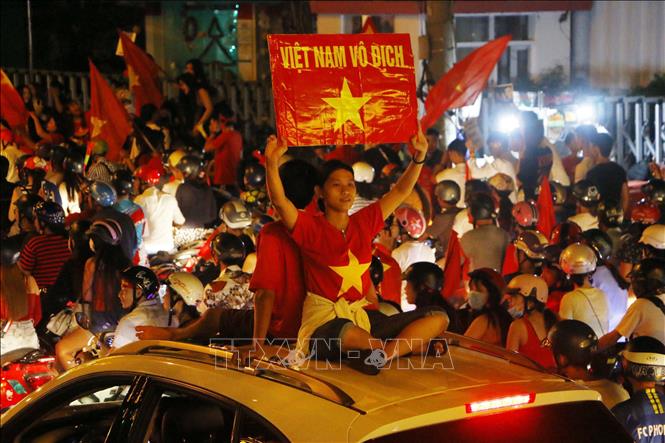 Trong ảnh: Người hâm mộ Cần Thơ ăn mừng chức vô địch của đội tuyển Việt Nam. Ảnh: Thanh Liêm - TTXVN