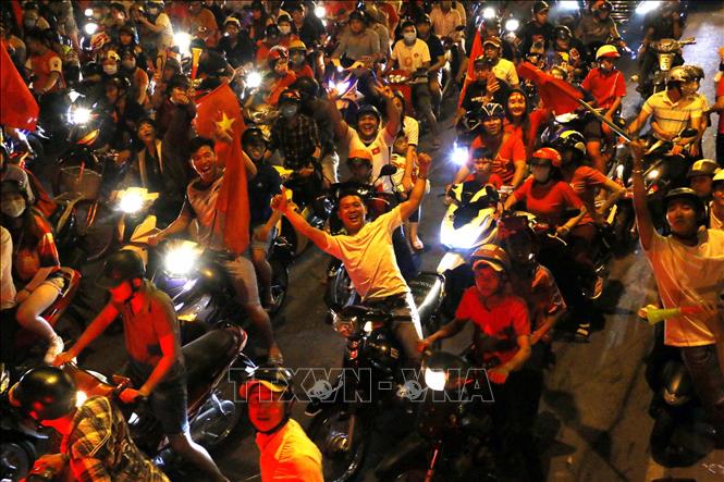 Trong ảnh: Người hâm mộ Cần Thơ ăn mừng chức vô địch của đội tuyển Việt Nam. Ảnh: Thanh Liêm - TTXVN