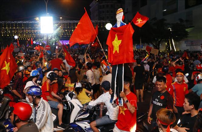 Trong ảnh: Dòng người hâm mộ trên đường Hòa Bình, quận Ninh Kiều, TP Cần Thơ tối 15/12/2018.Ảnh: Thanh Liêm - TTXVN