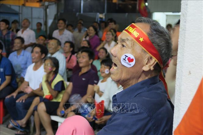 Trong ảnh: Một bệnh nhân đang điều trị tại Bệnh viện Ung bướu TP.Hồ Chí Minh cổ vũ đội tuyển Việt Nam. Ảnh: Đinh Hằng - TTXVN