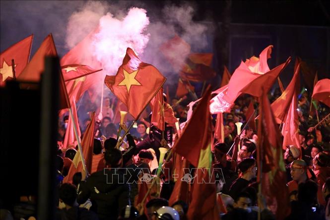 Trong ảnh: Người hâm mộ Thủ đô mừng chiến thắng của đội tuyển Việt Nam. Ảnh: Minh Quyết - TTXVN