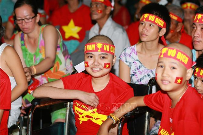 Trong ảnh: Các bệnh nhân đang điều trị tại Bệnh viện Ung bướu TP.Hồ Chí Minh cổ vũ đội tuyển Việt Nam. Ảnh: Đinh Hằng - TTXVN