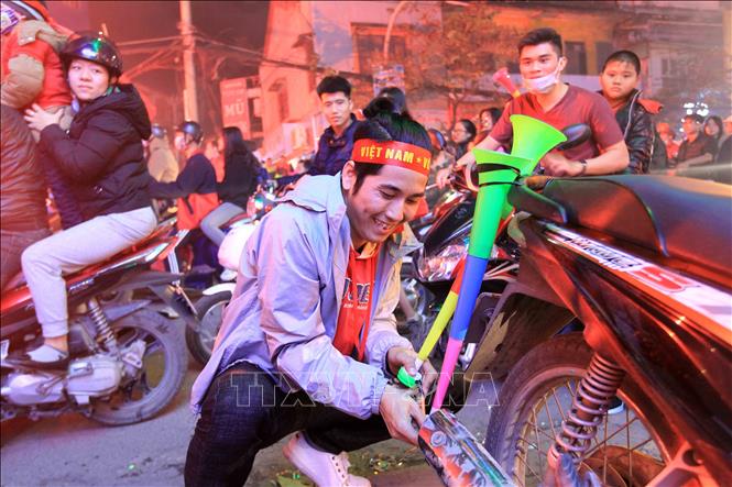 Trong ảnh: Người dân Hải Phòng đổ ra đường phố để ăn mừng chiến thắng của đội tuyển Việt Nam. Ảnh: An Đăng - TTXVN