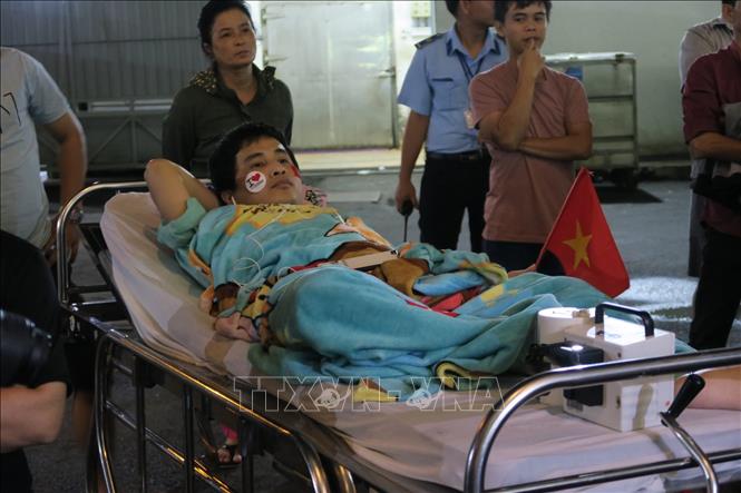 Trong ảnh: Một bệnh nhân đang điều trị tại Bệnh viện Ung bướu TP.Hồ Chí Minh nằm ngay trên gường bệnh để cổ vũ đội tuyển Việt Nam. Ảnh: Đinh Hằng - TTXVN