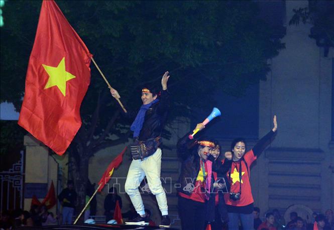 Trong ảnh: Người dân Thủ đô Hà Nội nô nức xuống đường ăn mừng và chung vui với chiến thắng của đội tuyển Việt Nam. Ảnh: Quang Quyết-TTXVN