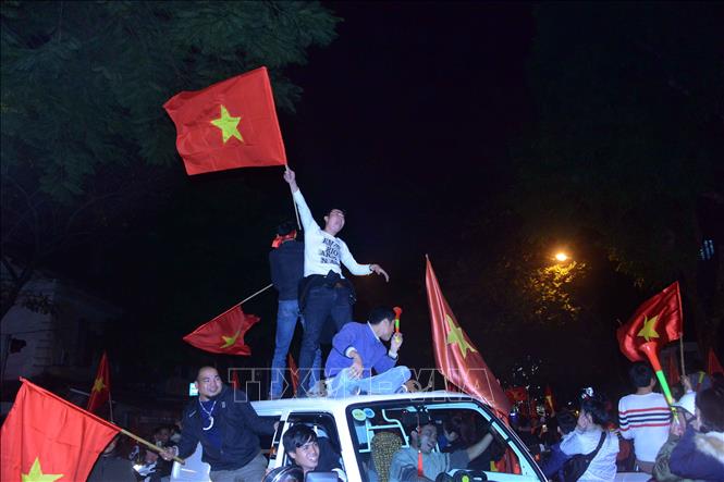 Trong ảnh: Người dân Thủ đô Hà Nội nô nức xuống đường ăn mừng và chung vui với chiến thắng của đội tuyển Việt Nam. Ảnh: Quang Quyết-TTXVN