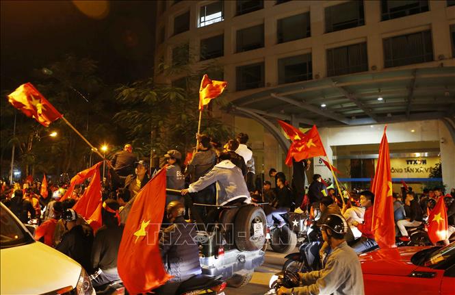 Trong ảnh: Người dân Thủ đô mừng đội tuyển Việt Nam vô địch của AFF Suzuki Cup 2018 trước cơ quan TTXVN số 5 Lý Thường Kiệt, Hà Nội. Ảnh: Doãn Tấn - TTXVN