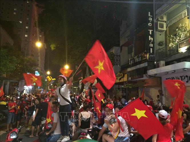 Trong ảnh: Cổ động mừng Đội tuyển bóng đá Việt Nam giành cúp vô địch tại TP Hồ Chí Minh. Ảnh:Xuân Dự-TTXVN