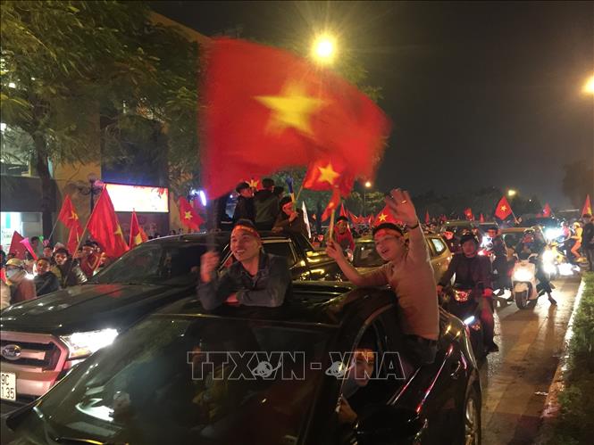 Trong ảnh: Người hâm mộ Thủ đô sẽ lại có một đêm thức trắng cùng chiến thắng của đội tuyển Việt Nam. Ảnh: Nguyễn Thắng - TTXVN