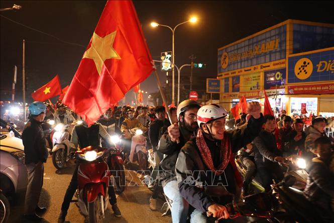 Trong ảnh: Dòng người ăn mừng chiến thắng của đội tuyển Việt Nam tại Ninh Bình có cả những vị khách nước ngoài. Ảnh: Ninh Đức Phương - TTXVN