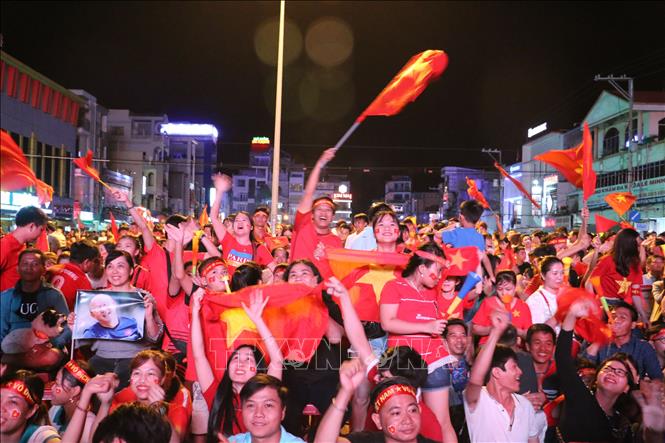 Trong ảnh: Người dân thành phố Long Xuyên (An Giang) tập trung về quảng trường Trưng Nữ Vương cổ vũ đội tuyển Việt Nam. Ảnh: Công Mạo-TTXVN 