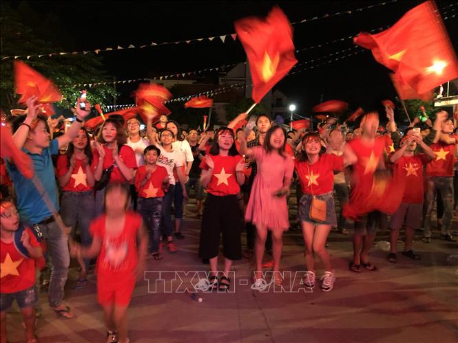 Trong ảnh: Người dân Bình Dương mừng đội tuyển Việt Nam vô địch. Ảnh: Nguyễn Văn Việt - TTXVN

