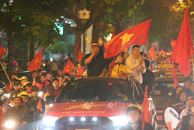 Trong ảnh: Người hâm mộ Thủ đô ăn mừng chiến thắng của đội tuyển Việt Nam. Ảnh: Dương Giang - TTXVN