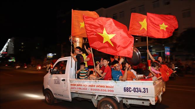 Trong ảnh: Người dân Bình Phước vui mừng đội nhà vô địch. Ảnh: K GỬIH -TTXVN