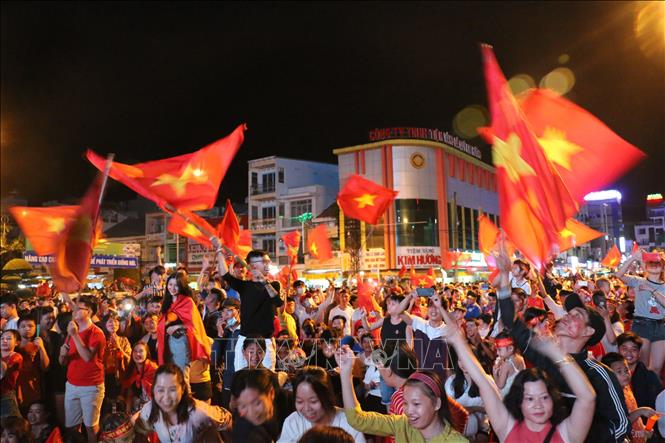 Người dân thành phố Long Xuyên (An Giang) đổ ra đường mừng tuyển Việt Nam vô địch AFF Cúp 2018. Ảnh: Công Mạo-TTXVN

