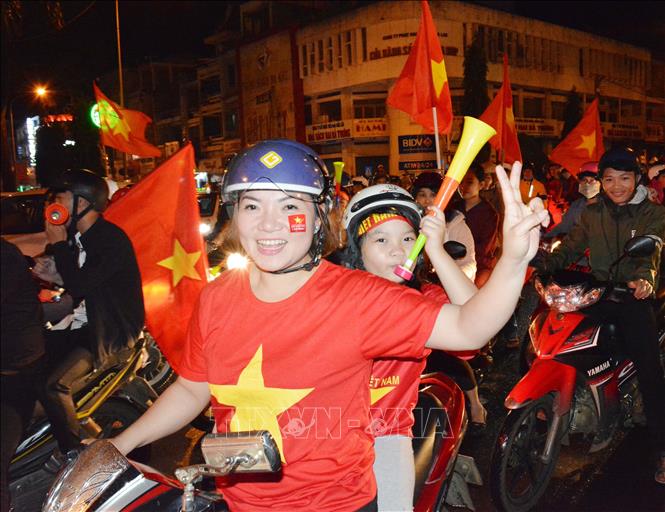 Người hâm mộ Đắk Lắk ăn mừng chiến thắng. Ảnh: Tuấn Anh - TTXVN